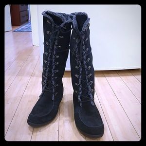 Khombu Saturn Lace black boots.